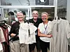 tre personer viser frem klær