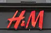 Hennes & Mauritz-Logo på butikk