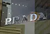 Prada-logo på vindu