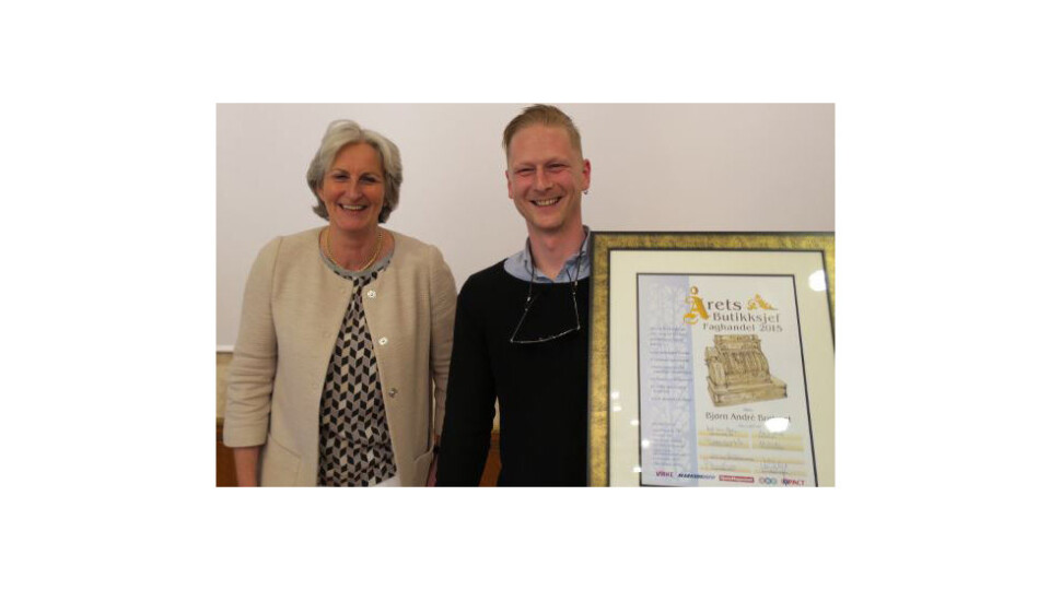 Adm. direktør i Virke, Vibeke Hammer Madsen sammen med prisvinner Bjørn Andre Brøtmet. (Foto: Kjedemagasinet)