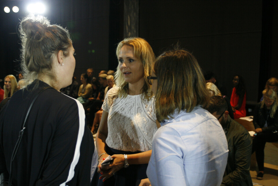 Ditet Christensen (t.v.) og This is PR trenger støtte for å drive Oslo Runway videre. Her i samtale med kulturminister LInda Hofstad Helland som var på en av visningene i Sentralen