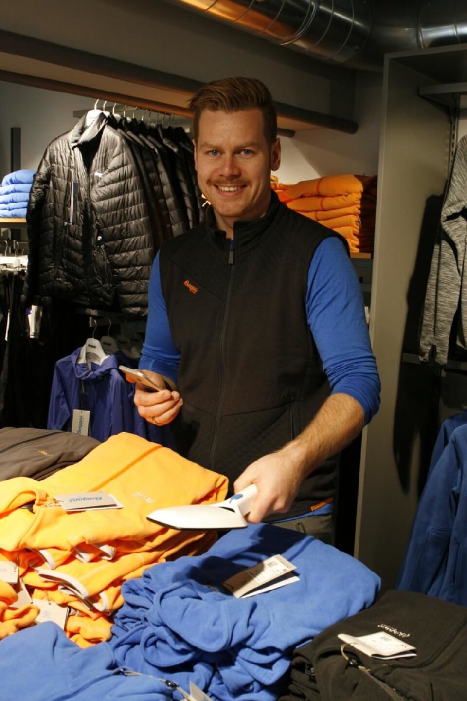 Butikksjef Thomas Stabæk kan gjennomføre varetelling på et minimum av tid i forhold til den tidligere manuelle tellingen.