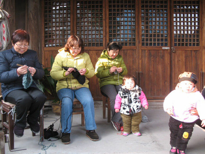 Hjemmestrikk. Produksjonen av strikk i Kina er organisert slik at arbeiderne an jobbe hjemmefra.