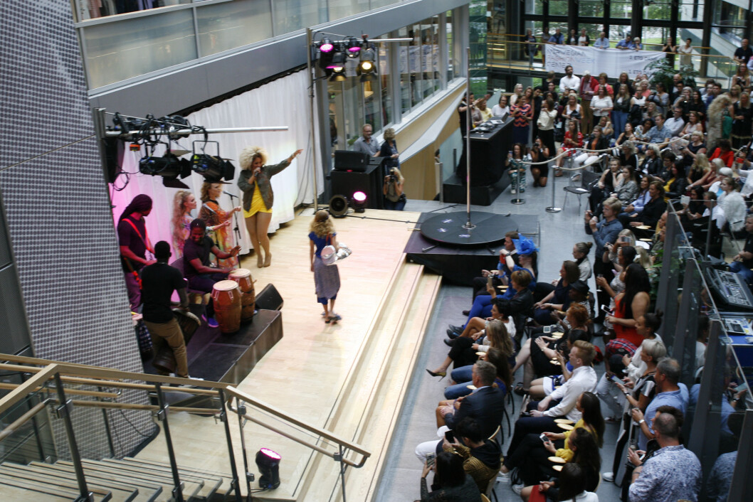 Fullsatt og god stemning under fashionweek-åpningen på Fornebu Fullsatt og god stemning under fashionweek-åpningen på Fornebu