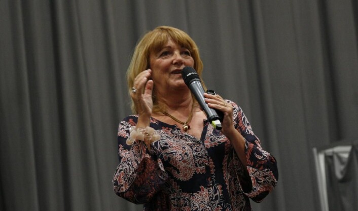 Lisbeth Larsen sprudler på scenen Lisbeth Larsen sprudler på scenen