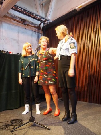 «Motepoliti» Silje Elisabeth Skuland er egentlig forsker,her<br />sammen med kollegaene Ingun Grimstad Klepp, som leder<br />KRUS prosjektet, og Mari Bjerk. Som for anledningen ble<br />«arrestert» pga hvite sokker. «Motepoliti» Silje Elisabeth Skuland er egentlig forsker,her<br />sammen med kollegaene Ingun Grimstad Klepp, som leder<br />KRUS prosjektet, og Mari Bjerk. Som for anledningen ble<br />«arrestert» pga hvite sokker.