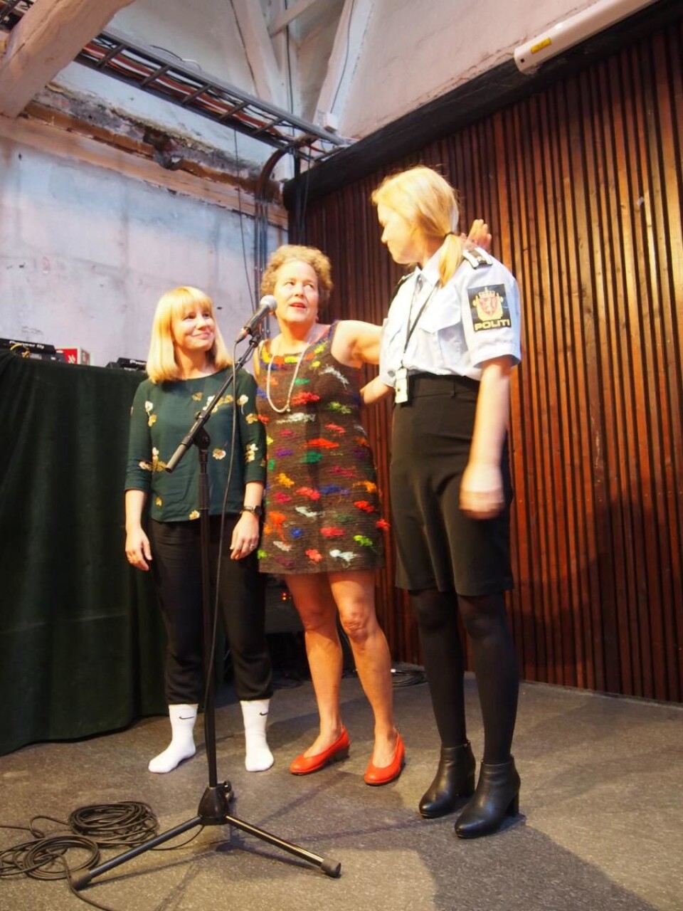 «Motepoliti» Silje Elisabeth Skuland er egentlig forsker,hersammen med kollegaene Ingun Grimstad Klepp, som lederKRUS prosjektet, og Mari Bjerk. Som for anledningen ble«arrestert» pga hvite sokker.
