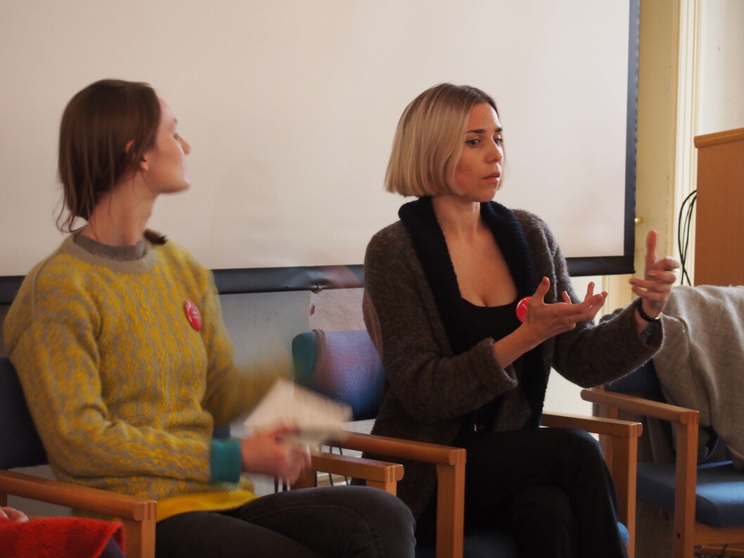 Synne Brustad (arkitekt med eget strikkefirma, Vêr) og Julia Flament-Wallin i ullmerket Søndre Flaskebekk Synne Brustad (arkitekt med eget strikkefirma, Vêr) og Julia Flament-Wallin i ullmerket Søndre Flaskebekk