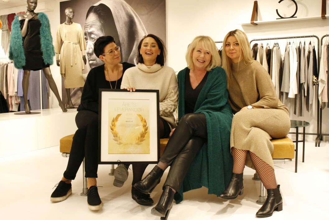 En glad gjeng på showrommet til 4Knits: Fra venstre Diana Obst, Lena Elgaaen Madsen, Siv Katralen og Karolina Anna Kamola. (Foto: Ove Hansrud) En glad gjeng på showrommet til 4Knits: Fra venstre Diana Obst, Lena Elgaaen Madsen, Siv Katralen og Karolina Anna Kamola. (Foto: Ove Hansrud)