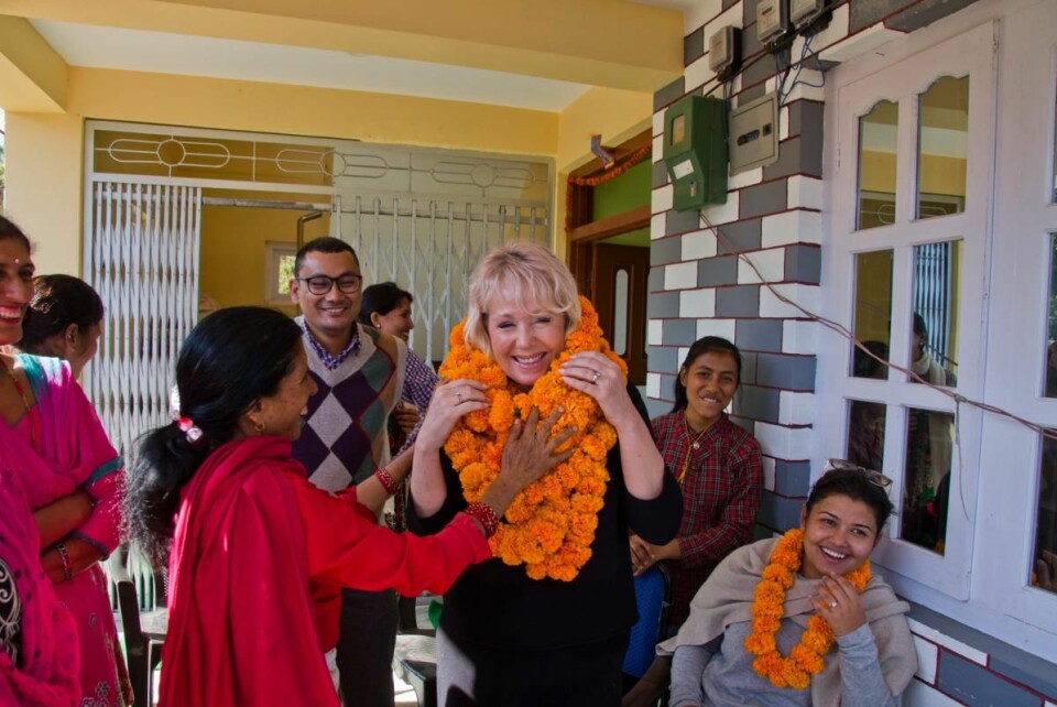 Siv Katralen har et brennende engasjement for barn og kvinner i Nepal og får en strålendemottakelse når hun kommer. (Foto: Julian Bound)