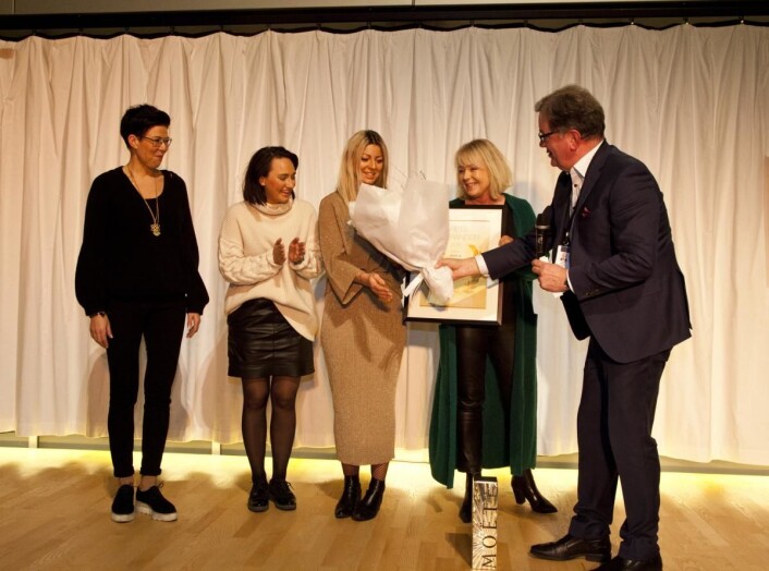 Siv Katralen, Karolina Anna Kamola, Lena Elgaaen Madsenog Diana Obst mottar beviset på at de er årets leverandør 2018 av redaktør i Tekstilforum, Ove Hansrud. (Foto: Helene Remøy) Siv Katralen, Karolina Anna Kamola, Lena Elgaaen Madsenog Diana Obst mottar beviset på at de er årets leverandør 2018 av redaktør i Tekstilforum, Ove Hansrud. (Foto: Helene Remøy)