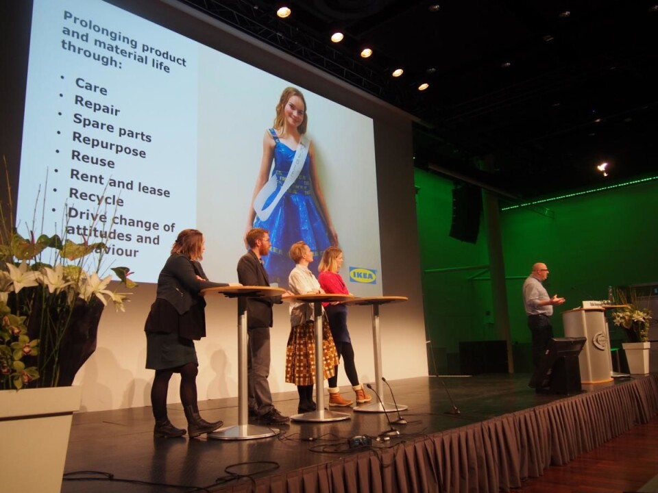 Fra venstre Yngvill Ofstad (Bergans), Åsgeir Helland (Tooler), Vigga Svensson og Johanne Hauge fra Naturvernforbundet lytter til Ikeas Anders Lennartsson.