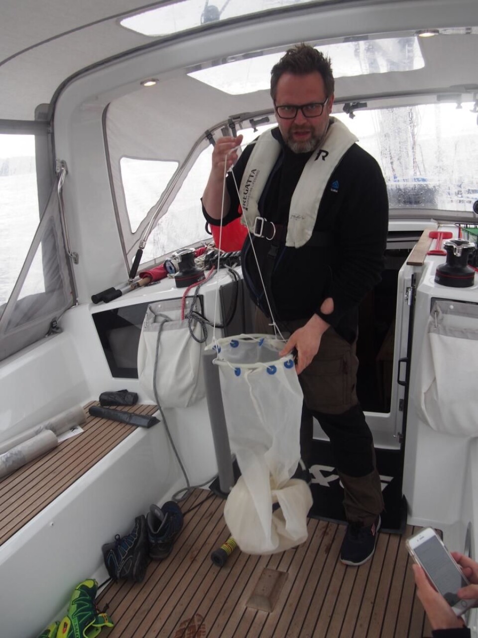 Rolf-Ørjan Høgseth med silen som samler opp mikroplast
