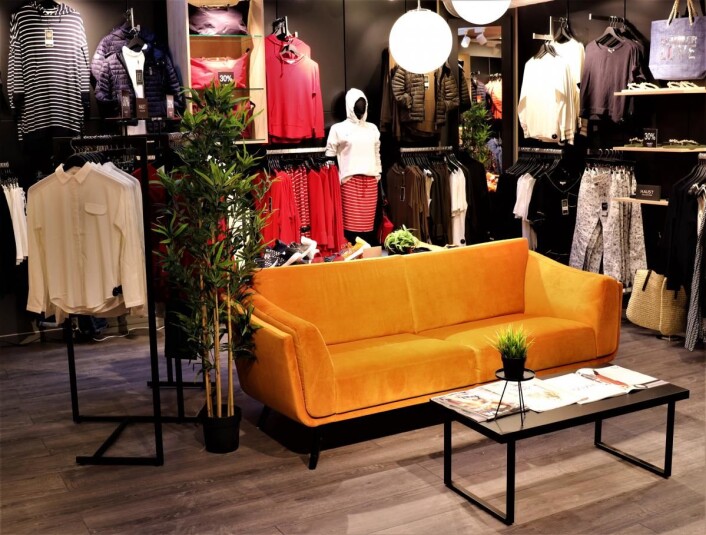 Den sporty delen av kolleksjonen og en lounge foran prøverommene lengst inn i butikken. Den sporty delen av kolleksjonen og en lounge foran prøverommene lengst inn i butikken.