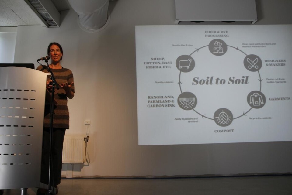 Rebecca Burgess fra Fibershed forklarer 'soil to soil' prinsippet som fanger CO2 og gir en 'klima-positiv' lue.