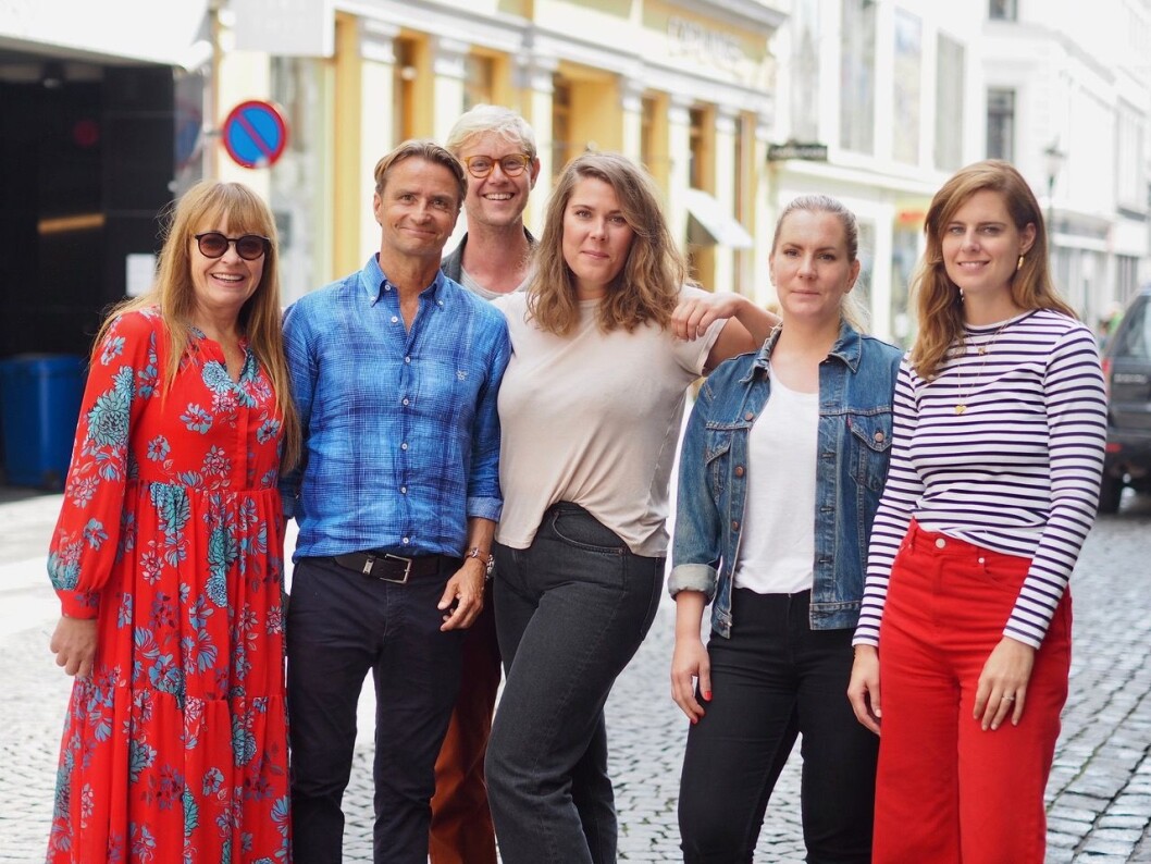 Fra venstre Linda Refvik, Sandro Parmeggiani, Gisle Mardal , Ditte Kristensen, Elin Kathrine Saunes, og Ida Jordet Lamond. Fra venstre Linda Refvik, Sandro Parmeggiani, Gisle Mardal , Ditte Kristensen, Elin Kathrine Saunes, og Ida Jordet Lamond.