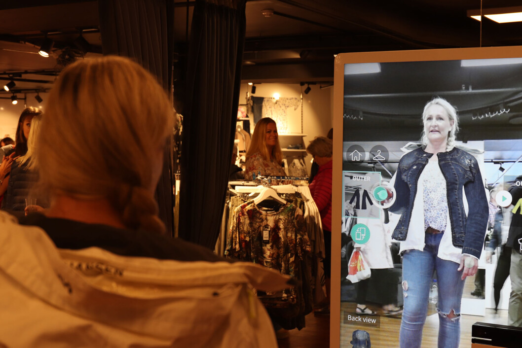 Med enkle berøringenr på skjermen kan kunden velge ulike antrekk. Med enkle berøringenr på skjermen kan kunden velge ulike antrekk.