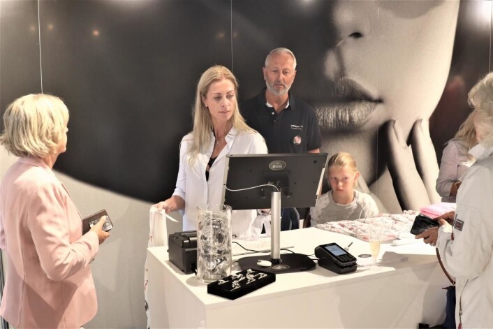 Hele familien i arbeid. Tom Rønning sammen med kona Louise, som arbieder i Dressingroom, og datteren Julie, som hjalp til under åpningen Hele familien i arbeid. Tom Rønning sammen med kona Louise, som arbieder i Dressingroom, og datteren Julie, som hjalp til under åpningen