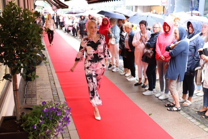 Flere hundre trosset regn og blåst for å se moteshowet som markerte åpningen av butikken. Flere hundre trosset regn og blåst for å se moteshowet som markerte åpningen av butikken.