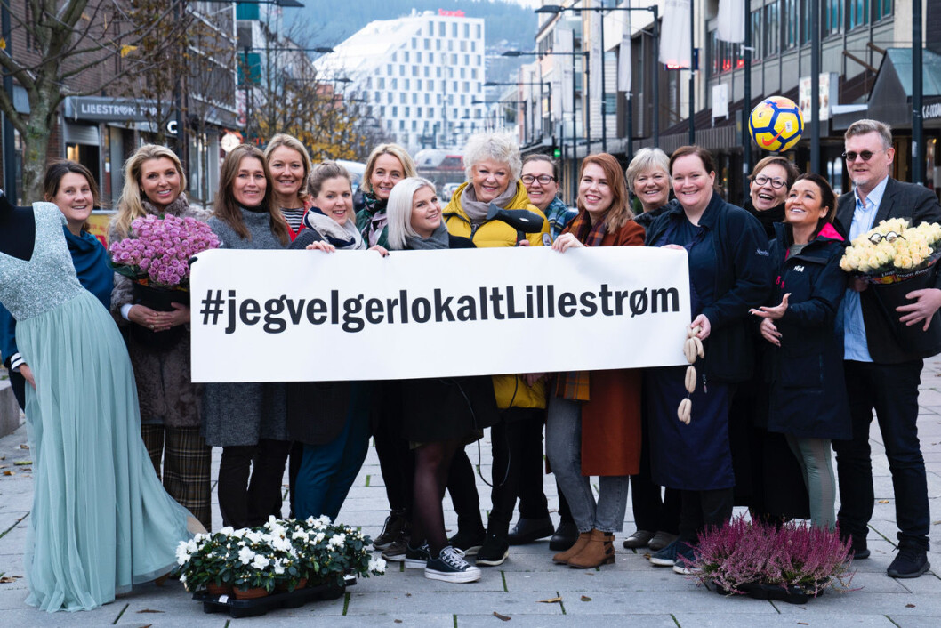 SAMMEN SKAPER VI EN LEVENDE BY! Fra venstre: Hanne Martinsen (Anna Johnson), Katrine Tandberg (Deg & Meg), Anne Kristoffersen (Ambrosia), Monica Eide (Zarina), Ida Askevold Gustavsen (Glød Frisør), Elisabeth Poulsen (Deg & Meg), Elin Jahr (WB Frisører), Berit Hermansen (Maxima Mote), Heidi Johnsrud (Interflora Isaksen Blomster), Maiken Louise Gamborg-Nilsen (Grønne Gamborg), Berit Rustebakke (Galleri Godt Gjort), Camilla Holand (Rosenberg Spiseforretning), Helene Løbach (Sophie), Hege Nysæther Guldbrandsen (Comet Sport) og John-Eirik Nymark (C godt). Foto: Anne Merete Hagnæss Rodem SAMMEN SKAPER VI EN LEVENDE BY! Fra venstre: Hanne Martinsen (Anna Johnson), Katrine Tandberg (Deg & Meg), Anne Kristoffersen (Ambrosia), Monica Eide (Zarina), Ida Askevold Gustavsen (Glød Frisør), Elisabeth Poulsen (Deg & Meg), Elin Jahr (WB Frisører), Berit Hermansen (Maxima Mote), Heidi Johnsrud (Interflora Isaksen Blomster), Maiken Louise Gamborg-Nilsen (Grønne Gamborg), Berit Rustebakke (Galleri Godt Gjort), Camilla Holand (Rosenberg Spiseforretning), Helene Løbach (Sophie), Hege Nysæther Guldbrandsen (Comet Sport) og John-Eirik Nymark (C godt). Foto: Anne Merete Hagnæss Rodem