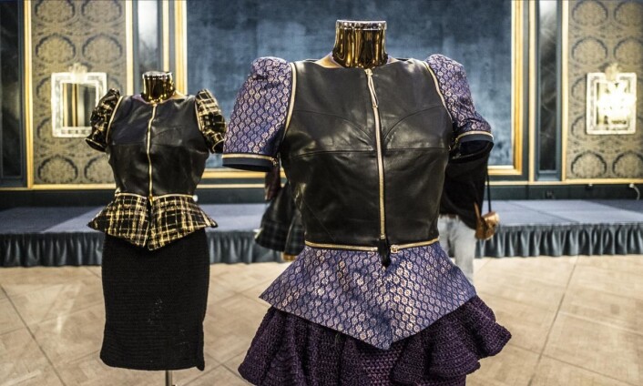 En modell, flere antrekk. Kleskolleksjonen Sky Fashion handler om å kunne justere plaggene selv. En modell, flere antrekk. Kleskolleksjonen Sky Fashion handler om å kunne justere plaggene selv.