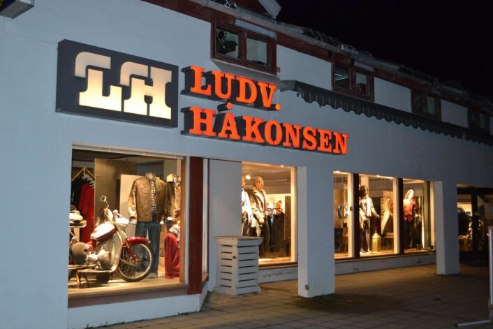 Butikken ligger sentyralt i Leknes Butikken ligger sentyralt i Leknes