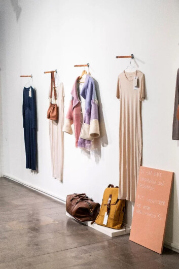 Kjoler fra AW:AN, teppekåpe fra Maja Stabel, vesker fra Bush Princess og herresekk og travelbag fra Studio 19/44. Foto: Alexander Thorsen. Kjoler fra AW:AN, teppekåpe fra Maja Stabel, vesker fra Bush Princess og herresekk og travelbag fra Studio 19/44. Foto: Alexander Thorsen.