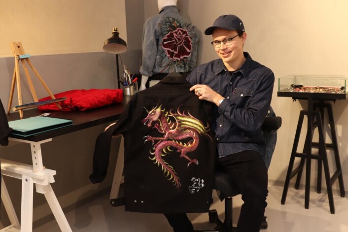 Erik Bergan dekorerer klær i butikken Erik Bergan dekorerer klær i butikken