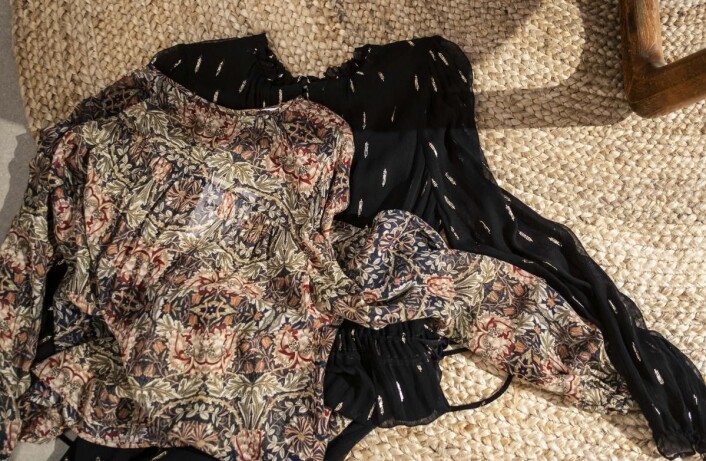 En dans av print. Her med høstens paisley-inspirerte mønster og monogram i gull. En dans av print. Her med høstens paisley-inspirerte mønster og monogram i gull.