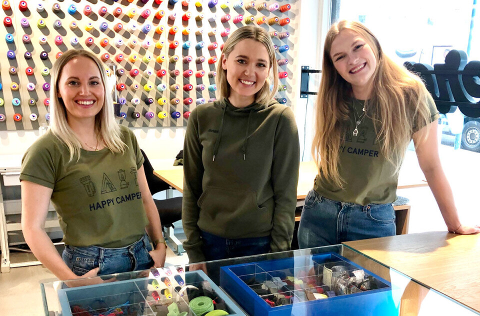 Esmod-studentene Marie Standersen (t.v.) og Hedda Marie Bay (t.h.) skal delta på hele Tour de Sy. Her er de avbildet med Ingrid Bergtun som også skal bidra noen steder på turneen.