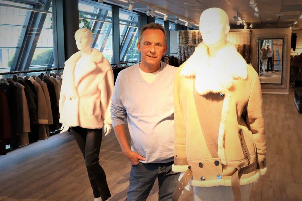 Morten Møller med noen av jakkemodellene i showrommet på Fornebu. Morten Møller med noen av jakkemodellene i showrommet på Fornebu.