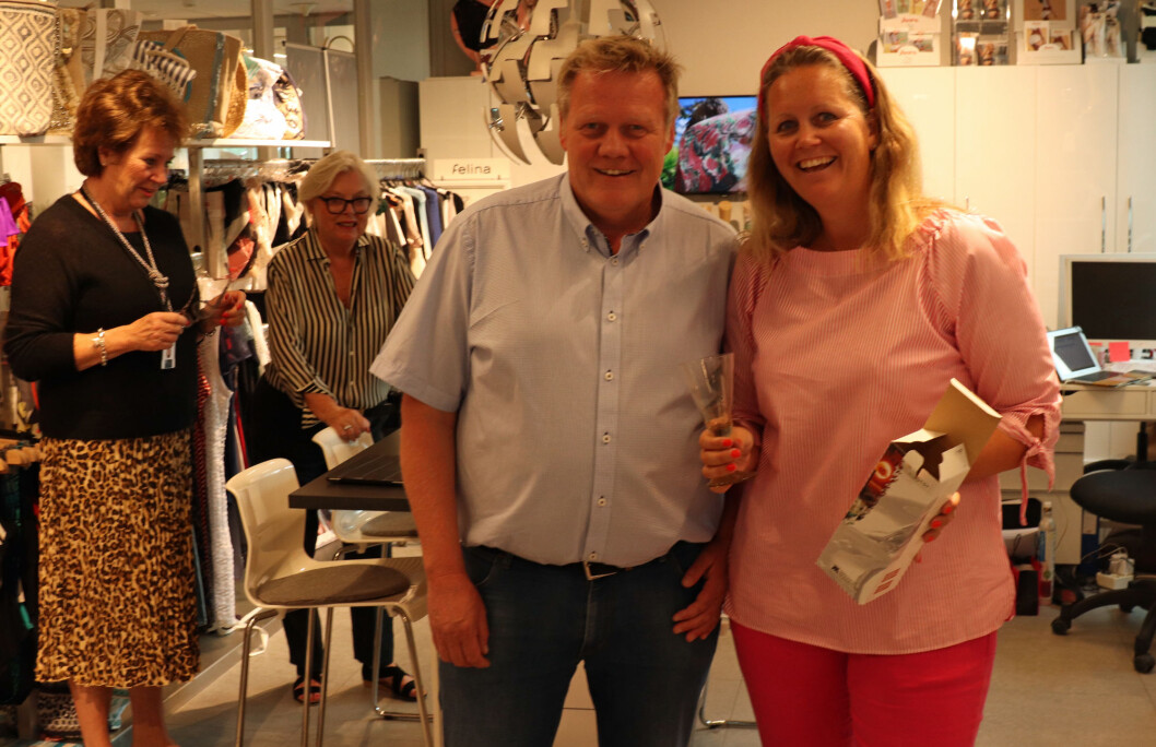 Annonsesjef i Tekstilforum, Rolf Goplen, hadd emed seg en overraskelse til flinkeste jenta i klassen, Jannicke Skoldhammer-Jansen. Annonsesjef i Tekstilforum, Rolf Goplen, hadd emed seg en overraskelse til flinkeste jenta i klassen, Jannicke Skoldhammer-Jansen.