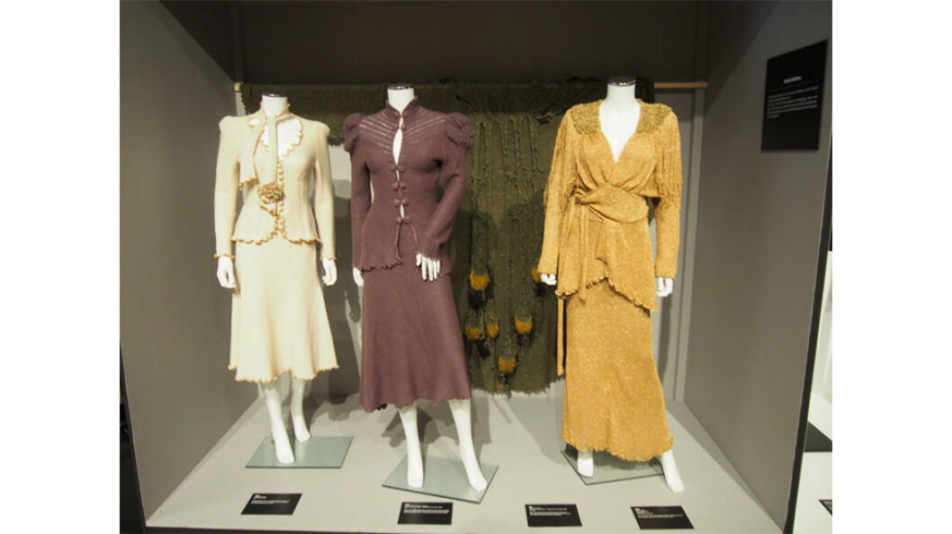 Det som først og fremst slår deg på denne utstillingen, er de utsøkte detaljene og draperingene i disse couture og prêt-à-porter plaggene. Det som først og fremst slår deg på denne utstillingen, er de utsøkte detaljene og draperingene i disse couture og prêt-à-porter plaggene.