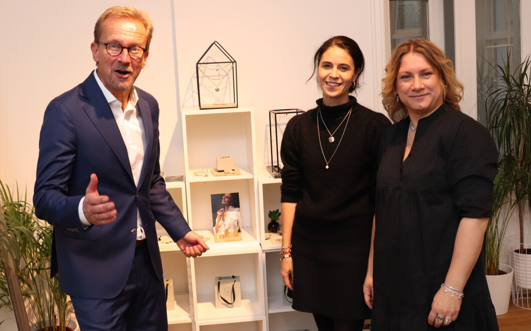 Daglig leder Lars-Tore Hogsnes sammen med designer Katja S. Berger og salgssjef Camilla Haakonsen Daglig leder Lars-Tore Hogsnes sammen med designer Katja S. Berger og salgssjef Camilla Haakonsen
