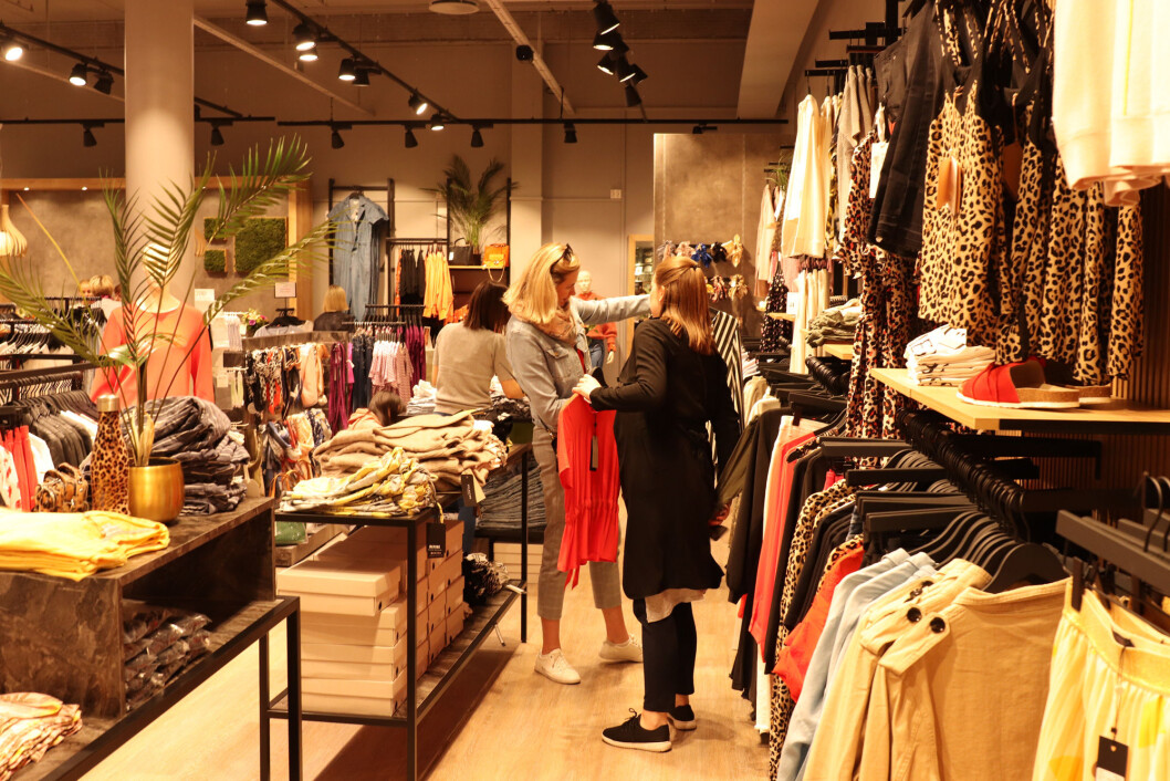 Folk flest foretrekker å handle i fysiske butikker Folk flest foretrekker å handle i fysiske butikker