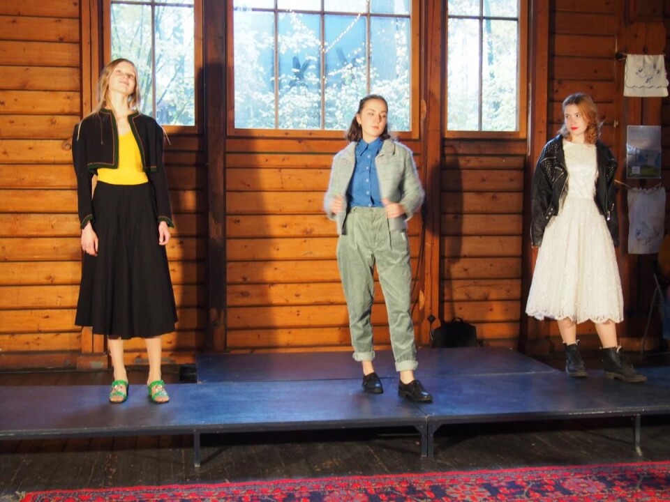 Fra Norsk Folkemuseums visning med vintage klær under Tekstilenes hemmelige verden, hvor klær fra forskjellige epoker somavslutning ble blandet og fikk en moderne styling.