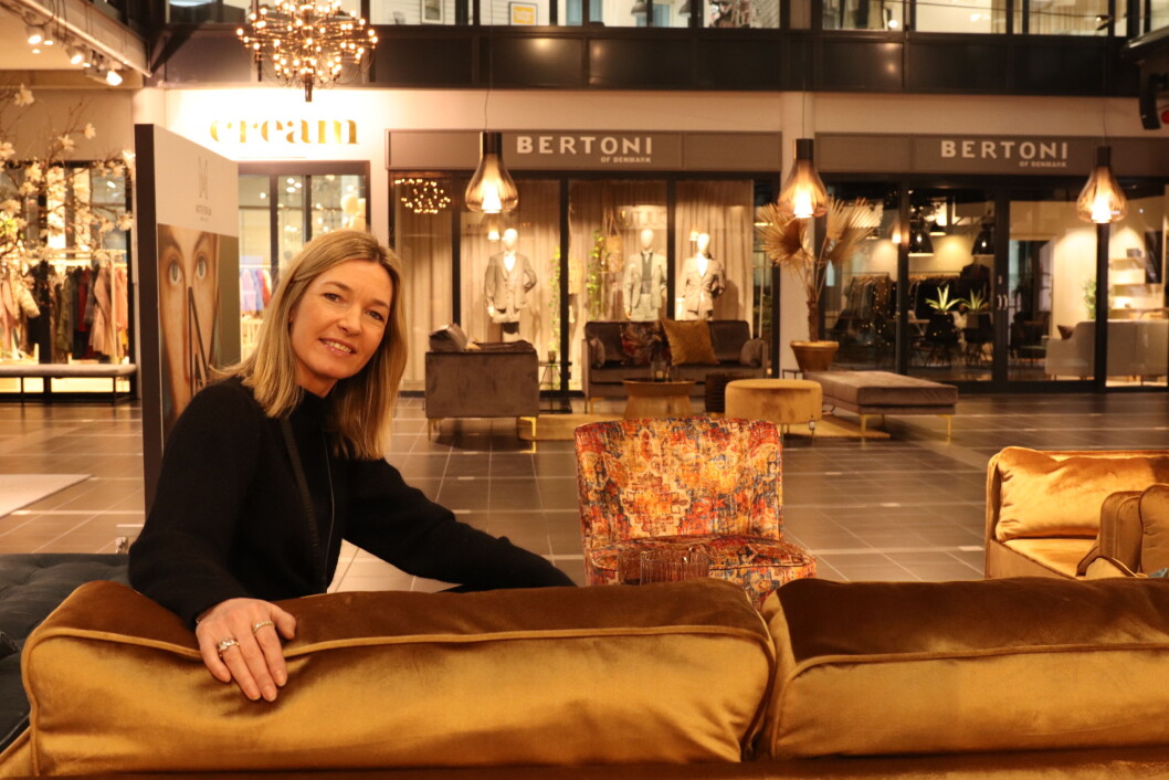 Hanne Lillegård inviteter til moteuke i Moteforum i nyinnredet atrium med møbler fra Jacobsdals, med muligheter til møbelkjøp til innkjøpspris til Moteforums gjester under Moteuka. Hanne Lillegård inviteter til moteuke i Moteforum i nyinnredet atrium med møbler fra Jacobsdals, med muligheter til møbelkjøp til innkjøpspris til Moteforums gjester under Moteuka.