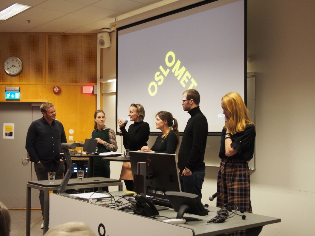 Fra debatten: fra venstre Andres Ytterstad (OsloMet institutt for journalistikk), Cecilie Røer (Forbrukertilsynet), Cathrine Dehlie (Footstep og Tekstilaksjonen) , Eva Lutnæs (OsloMet institutt for estetiske fag), Johannes Daae (Grønt punkt og OsloMet institutt for produktdesign) og konferansier for hele seminaret, Kristin Skare Orgeret (også fra OsloMet institutt for journalistikk). Fra debatten: fra venstre Andres Ytterstad (OsloMet institutt for journalistikk), Cecilie Røer (Forbrukertilsynet), Cathrine Dehlie (Footstep og Tekstilaksjonen) , Eva Lutnæs (OsloMet institutt for estetiske fag), Johannes Daae (Grønt punkt og OsloMet institutt for produktdesign) og konferansier for hele seminaret, Kristin Skare Orgeret (også fra OsloMet institutt for journalistikk).
