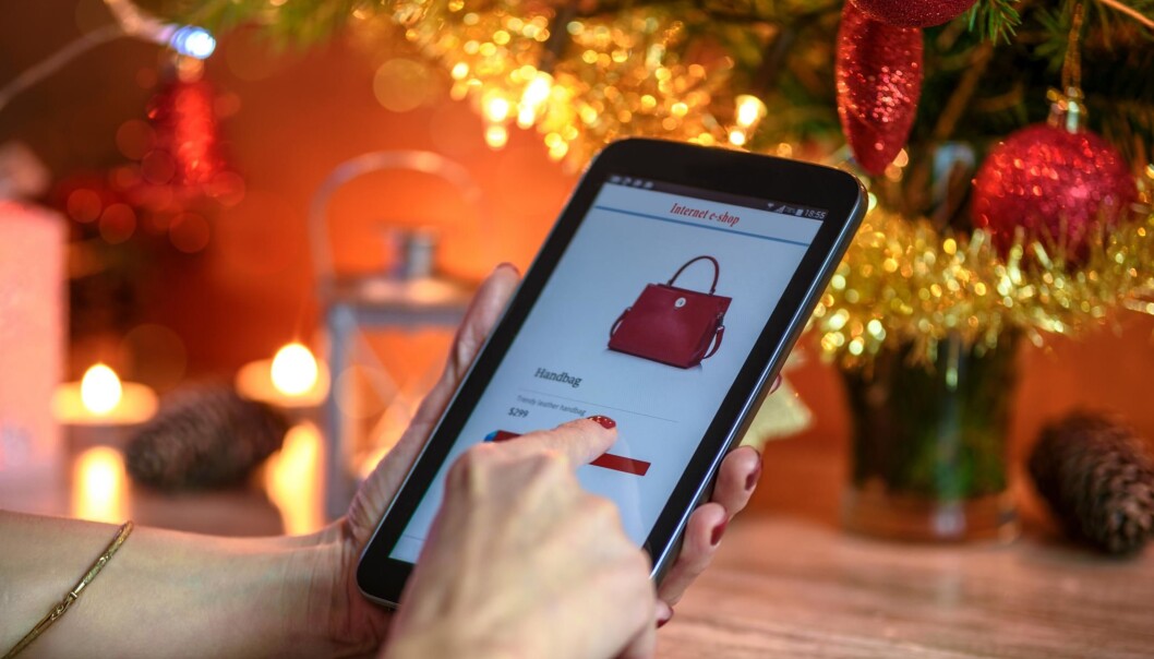 Stadig flere gjør unna julehandelen med mobilen. (Illustrasjonsfoto: yayimages.com) Stadig flere gjør unna julehandelen med mobilen. (Illustrasjonsfoto: yayimages.com)