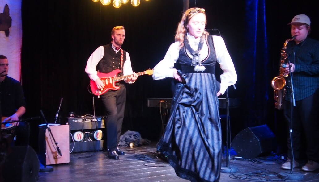 Her er Marianne Haugli i jubileumsdrakten for Oslo på scenen, herredrakten skimtes bak. Her er Marianne Haugli i jubileumsdrakten for Oslo på scenen, herredrakten skimtes bak.