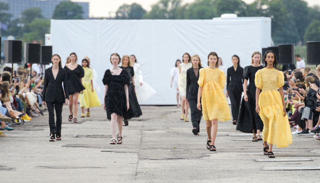 Arrangørene tilpasser seg myndighetenes restriksjoner og flytter Copenhagen Fashion Week til 9. - 12. august Arrangørene tilpasser seg myndighetenes restriksjoner og flytter Copenhagen Fashion Week til 9. - 12. august