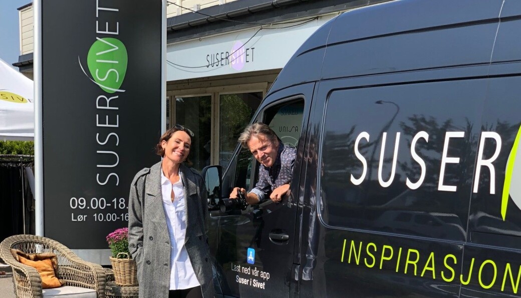 Suser i Sivet ble årets butikk i fjor. Her er Siv Heleen Grødem sammen med mannen Tore i minibussen som frakter modeller og antrekk for bilder i nettbutikken og sosiale medier. Suser i Sivet ble årets butikk i fjor. Her er Siv Heleen Grødem sammen med mannen Tore i minibussen som frakter modeller og antrekk for bilder i nettbutikken og sosiale medier.