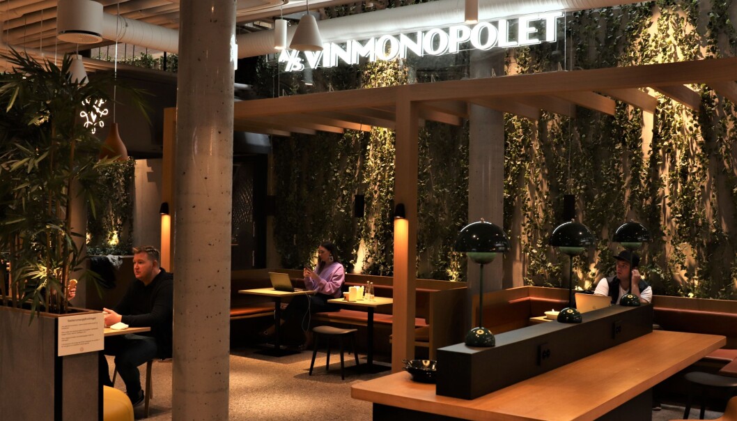 Vinmonopolet ligger sammen med spisestedene i underetasjen Vinmonopolet ligger sammen med spisestedene i underetasjen