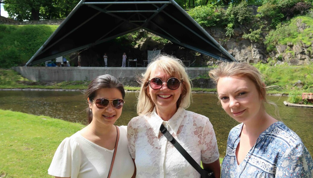 Studentene Phuon Thai Tran (t.v.) og Lene Ellstrøm Tveit (t.h.) flankerer fagansvarlig og lærer Marit Andreassen på SoFi's avgangsutstilling NÆR ved Karpedammen på Akershus Festning. Studentene Phuon Thai Tran (t.v.) og Lene Ellstrøm Tveit (t.h.) flankerer fagansvarlig og lærer Marit Andreassen på SoFi's avgangsutstilling NÆR ved Karpedammen på Akershus Festning.