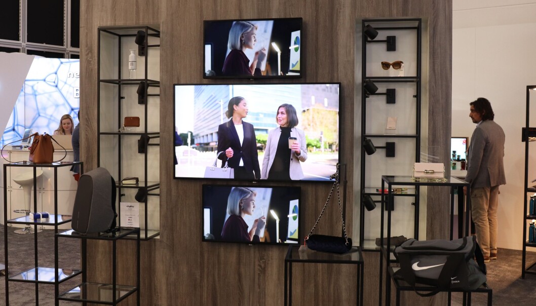 Skjermer med fjernstyrt budskap innfelt i butikkinnredning. Fra Eurosjop 2020. Skjermer med fjernstyrt budskap innfelt i butikkinnredning. Fra Eurosjop 2020.