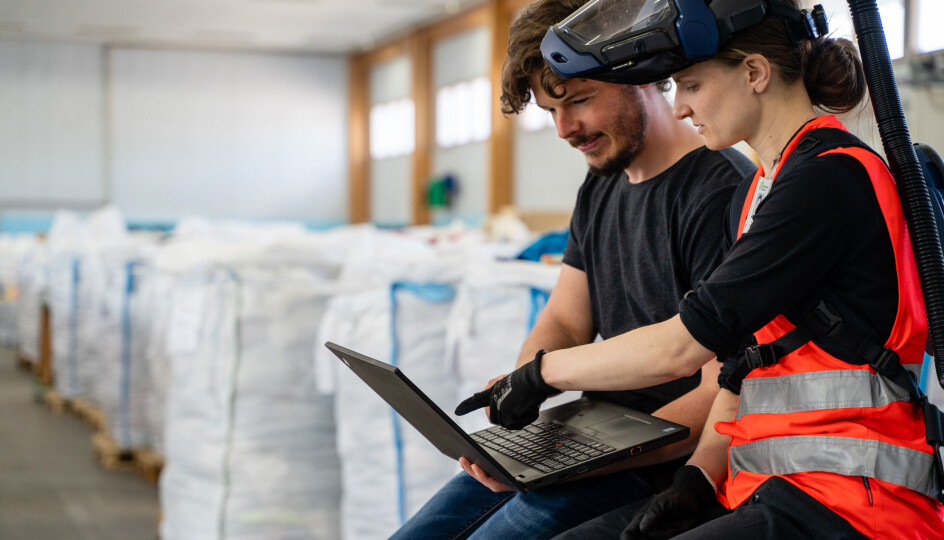 Arbeidet med tekstilgjenvinning er godt i gang i Finland. Her fra et sorteringsanlegg i Turku.