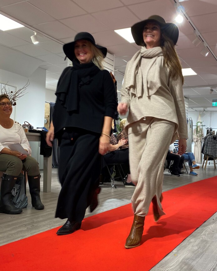 Heidi og Britt Aina stilelr gjerne opp som modeller på kundekveldene Heidi og Britt Aina stilelr gjerne opp som modeller på kundekveldene