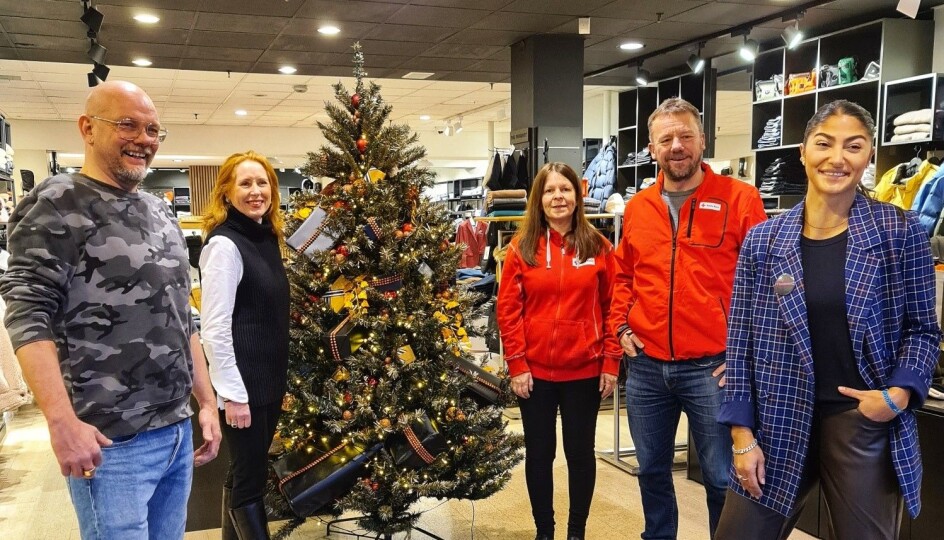 Juletreauksjon til inntekt for Røde Kors sitt ungdomsarbeid. Fra venstre Steinar Berg Olsen, idemaker og bidragsyter, Mona Abelsen, M.A.S., Karen Marie Nilsen og Odd Kristian Lilleng, Røde Kors, og Shilan Ghadani i Tromsø Sentrum AS