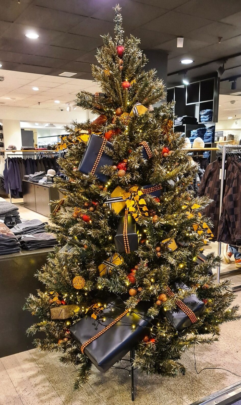 Et stilig og verdifullt juletre skal gi penger til ungdomsarbeid i Tromsø