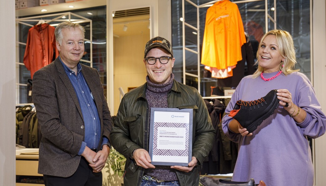 BESTE MERKEVARE. Egil Sundet (t.v.) og Ragnhild Grytten i Designindustrien overrekker Alexander Eskeland i Swims et bevis på at bedriften hans er årets merkevarebygger. Foto: Arash A. Nejad / Nye Bilder BESTE MERKEVARE. Egil Sundet (t.v.) og Ragnhild Grytten i Designindustrien overrekker Alexander Eskeland i Swims et bevis på at bedriften hans er årets merkevarebygger. Foto: Arash A. Nejad / Nye Bilder